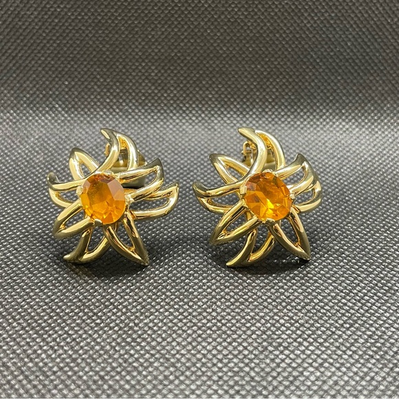 Ciner Clip-on Earrings - Picture 1 of 5